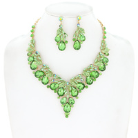 V RHINESTONE AND PEARL NECKLACE SET